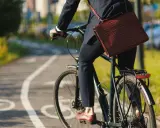 Biznesmen na rowerze, jadący ścieżką rowerową. Zastanawia się, ile promili na rowerze jest dopuszczalne, by bezpiecznie dotrzeć do celu.