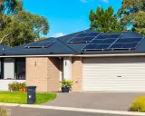 Maison avec panneaux solaires sur le toit. Un bon exemple pour savoir quel type de panneau solaire choisir pour une installation résidentielle.