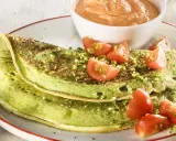 Grünes Omelett mit Tomaten und Dip. Ein einfaches Omelette Rezept für ein gesundes Frühstück.