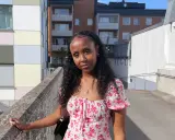 Ayaan Ahmed i en blommig klänning på en solig dag i Sverige.