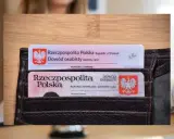 Portfel z dwoma dowodami osobistymi. Bez nich zameldowanie w hotelu jest niemożliwe.