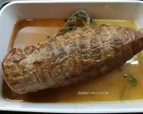 Redondo de ternera asado en su jugo, con hierbas aromáticas y granos de pimienta.