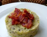 Delicioso trinxat de la Cerdanya, un plato tradicional con patata, col y tocino crujiente.