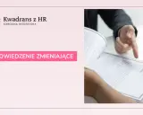 Dwie osoby analizują dokument, jeden wskazuje palcem na tekst. Na ekranie widnieje napis "WYPOWIEDZENIE ZMIENIAJĄCE".
