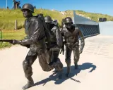 Bronzeskulpturen von Soldaten, die am Strand landen, erinnern an die Bedeutung des D-Days.