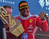 Hamilton im Ferrari-Outfit jubelt mit Pokal.