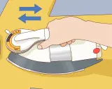 Plancha ropa de poliéster para encogerla sin secadora. Ajusta la temperatura y mueve la plancha.