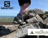 Buty **Salomon X Ultra 5 Mid GTX** na kamienistym szlaku, gotowe na przygodę.