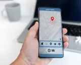Aplikacja "Locator Tracker" pokazuje, jak zlokalizować telefon po numerze. Na ekranie widoczna jest mapa z pinezką wskazującą lokalizację.