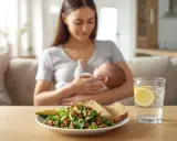 Zdrowa dieta matki karmiącej: świeża sałatka z awokado i orzechami, pełnoziarniste pieczywo i woda z cytryną.