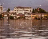 Orta San Giulio: cosa vedere? Un borgo pittoresco sul lago, con palazzi colorati e gabbiani che danzano sull'acqua.