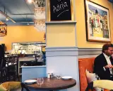 Man äter på Adria ristorante & bar. En tavla med texten "Adria" hänger på väggen.