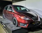 Czerwony Seat Altea 1.9 TDI na hamowni, gotowy do tuningu.