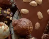 Assortiment de chocolats, dont des truffes pistaches et amandes, une spécialité Île-de-France gourmande.