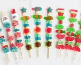 Brochetas de chuches con formas de animales y arcoíris, listas para envolver y disfrutar.