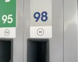 Dwa dystrybutory paliwa: jeden z zieloną etykietą "95 E10", drugi z szarą "98 E5".