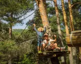 Padre e hijo disfrutan de un parque de aventuras, ¡excelentes planes con niños para este fin de semana!