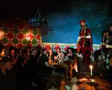 En medeltida fest med underhållning och mat på en av Stockholms roliga restauranger.