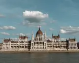 Wspaniały Parlament w Budapeszcie, idealne miejsce, by zacząć zwiedzanie i odkrywać, co robić w Budapeszcie.