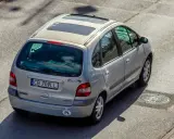 Srebrny Renault Scenic z naklejką "Ubezpieczony przez mafię". Szybkie auta i zimna noc, jak w tekstach SB MAFFIJA.