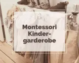 Eine Montessori Kindergarderobe selber bauen ist einfach! Hier siehst du eine selbstgemachte Garderobe mit Kleidung und Schuhen für Kinder.