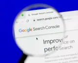 Google Search Console pomaga w indeksowaniu strony. Widok strony z lupą.