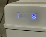 Grå enhet med blå indikatorlampor, troligen ett batteri för solceller 20kW.