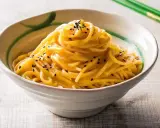 Nudeln mit cremiger Miso-Paste-Sauce, bestreut mit schwarzen Sesamsamen. Ein köstliches Gericht, inspiriert von Miso Paste Rezepten.