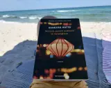 Sulla spiaggia, un libro di Gianluca Gotto, "Succede sempre qualcosa di meraviglioso", promette storie incantevoli tra il rumore delle onde.