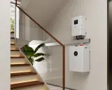 En modern trappa med en växelriktare och ett batteri monterade på väggen, redo för solenergi.