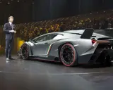 Ein Mann präsentiert den Lamborghini Veneno. Der Lamborghini Veneno Preis ist astronomisch, aber die Exklusivität rechtfertigt ihn.
