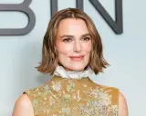 Keira Knightley mit einem schulterlangen, gewellten Bob, der ihre modernen **haar styles** unterstreicht.