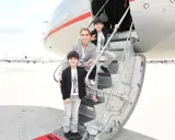 Celine Dion med sina barn på trappan till ett privatjet. Familjen ser ut att vara på väg på en resa.