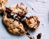 Des cookies aux pépites de chocolat fondantes, parfaits pour apprendre comment faire des cookies maison. Le chocolat coule, invitant à la dégustation.