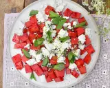 En uppfriskande melon och fetaostsallad med mynta och lime. Perfekt sommarbuffé!