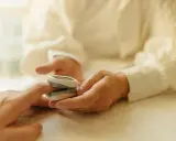 Puls 97 co oznacza? Na zdjęciu pulsoksymetr na palcu, wskazujący 97 uderzeń na minutę.