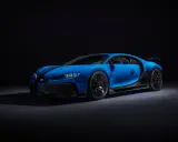 Niebieski Bugatti Chiron z numerem 16 na masce, gotowy do jazdy. Jego cena jest adekwatna do osiągów.