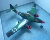 Ein detailgetreues RC-Modell einer Me 262 im Tarnmuster. Die gelbe "44" auf der Nase und die schwarzen Balkenkreuze sind gut erkennbar.