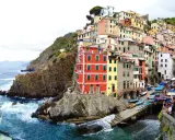 Case colorate aggrappate alla scogliera, barche blu nel porticciolo. Ecco dove si trovano le Cinque Terre, un incanto ligure.