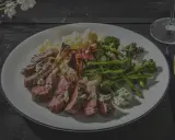 Perfekt gebratenes Hirschsteak mit Kartoffelpüree, Brokkoli und Kräuterbutter. So gelingt Hirschsteak richtig braten.