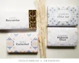 Schöne Geschenkboxen mit Schokolade, ideal, um zu fragen: was schenkt man zum Zuckerfest? Mit Grußbotschaften wie "Frohes Zuckerfest" und "Eid Mubarak".