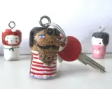 Portachiavi fatti a mano con tappi di sughero, un'idea per un lavoretto festa del papà infanzia.