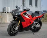 Sportowy motocykl z Japonii, czerwono-czarny, z elementami z włókna węglowego, gotowy do jazdy.