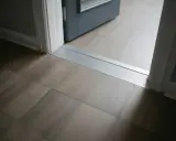 Jak zakończyć panele przy drzwiach? Uniknij błędów i wykończ idealnie!