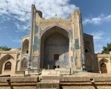 Verfallene Pracht in Balkh, Afghanistan. Ein Mausoleum mit blauen Kacheln und einem gedrehten Turm, Zeuge vergangener Zeiten.