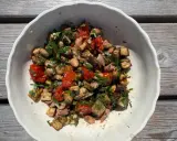 Bunter Gemüsesalat mit Auberginen, Tomaten und Bohnen, garniert mit Petersilie. Ein gesundes Gericht, inspiriert von TCM-Rezepten.