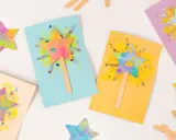Bunte Sternenstäbe mit Glitzer, perfekt für eine **Einladung Kindergeburtstag basteln**. Kleine Kunstwerke für magische Momente.