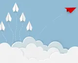 Biała księga co to jest? Pięć białych papierowych samolotów startuje z chmur, jeden czerwony leci przodem, symbolizując innowację i odwagę.