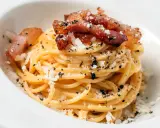 Pyszna carbonara z chrupiącym boczkiem, posypana parmezanem i pieprzem. Idealny boczek do carbonary to klucz do sukcesu.