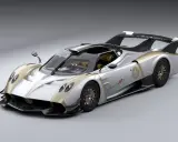 Silber-goldener Pagani Huayra R mit Nummer 1 auf der Seite, bereit für die Rennstrecke.